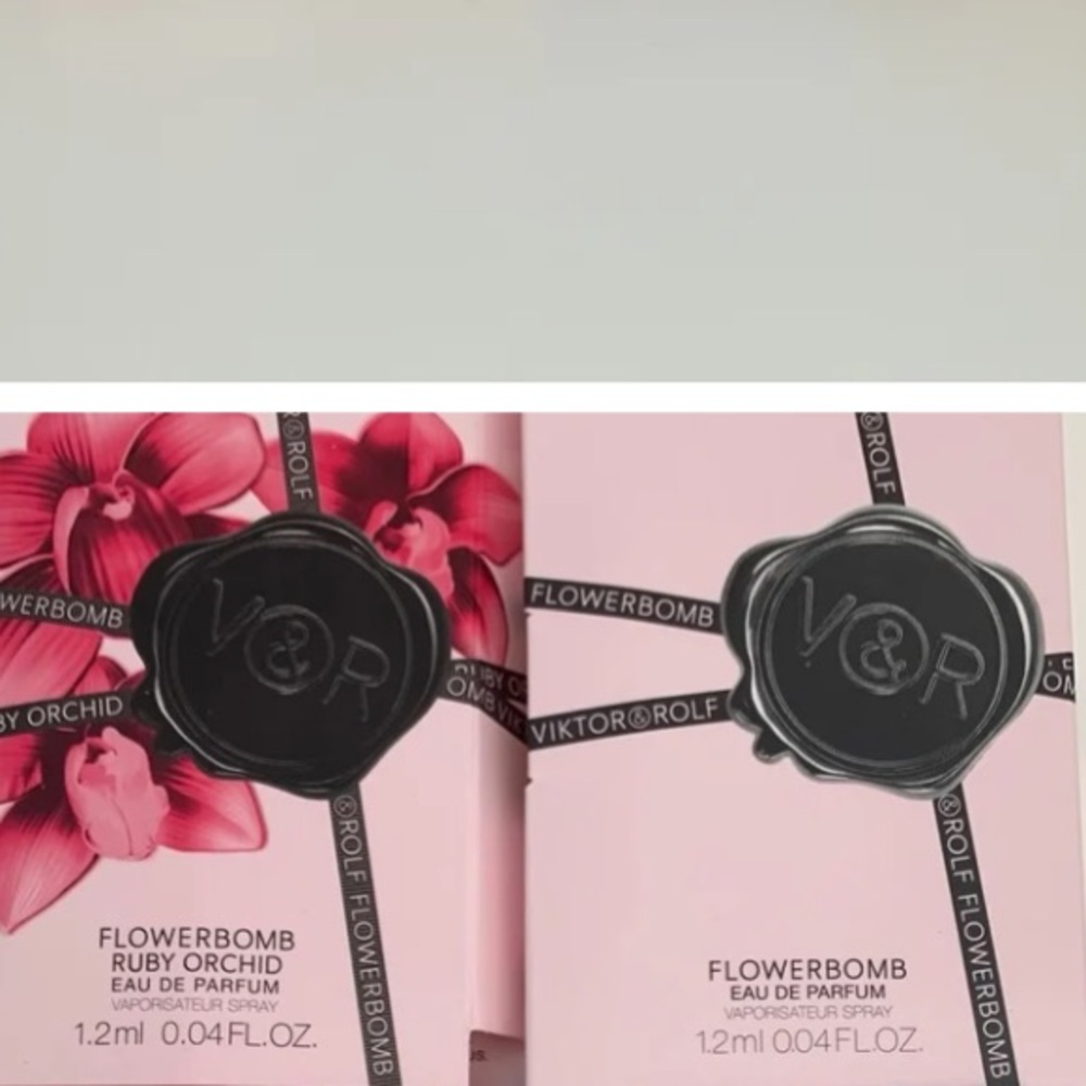 TWO Viktor and Rolf Flowerbomb EDP sample spray